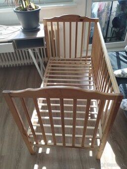 Postieľka s odnímateľnou bočnicou v krásnej prírodnej farbe.