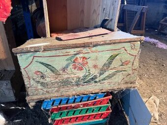 Detská drevená malovaná truhlica