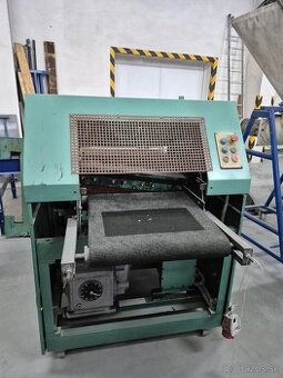 Rezaci (formatovaci) stroj na textilie