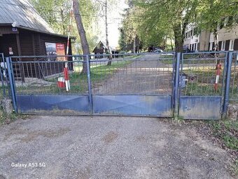 Darujem bránu a bránku...