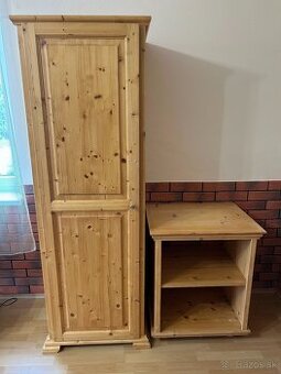 Skriňa z smrekového masívu a stolík