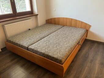 Predám manželskú posteľ so zabudovaným matracom