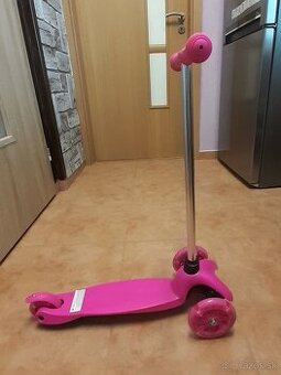 Kolobežka Worker so svietiacimi kolieskami