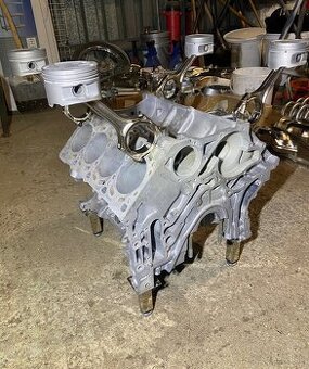 Konferencny stolik V8