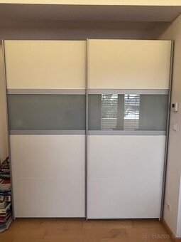 Satnikova skrina s posuvnymi dvermi 209,5 x 181,5 x 58 cm