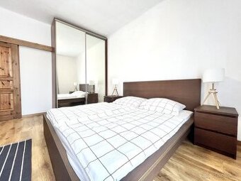 Zrekonštruovaný 2-izbový byt s balkónom na Laurinskej v hist