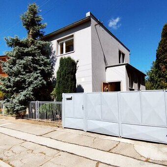 Rod. dom v Pezinku v tichej lokalite na Tolstého ul. - 1