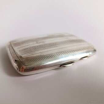 Malá elegantná strieborná Art Deco tabatierka bez monogramu