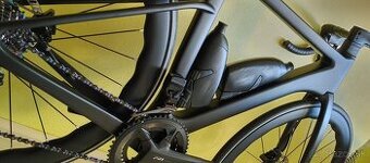 Kompletný karbónový cestný bicykel s elektronickým radením