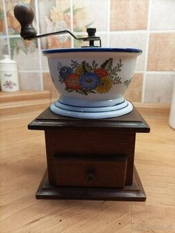 Starý ručný mlynček na kávu