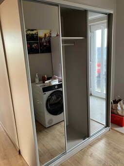 Šatníková skriňa farba kašmír 3x zrkadlové posuvné dvere