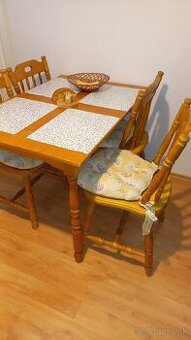 Predám jedálenský stôl so 4 stoličkami