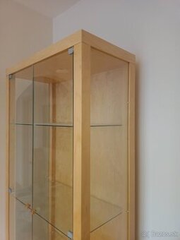 Sklenená policová vitrína