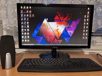 Stolný počítač, klávesnica a reproduktory