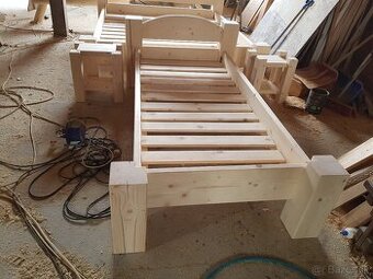 Masívna zrubová posteľ