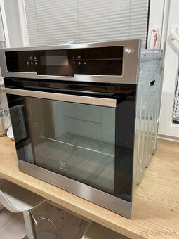 Vstavaná elektrická rúra Elextrolux EOA5750AOX