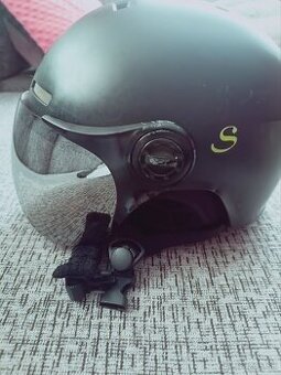 Predám Lyžiarska prilba so štítom