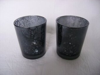 Sklenené čierne svietniky