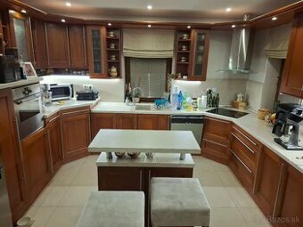 Predám Luxusnú kuchyňu z masivu