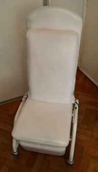Elektricky polohovateľná stolička s ovládačom