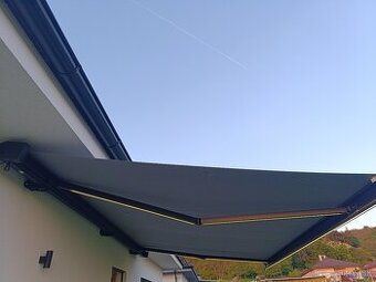 Kazetová markíza 5 x 3 m sivá s elektrickým pohonom a LED os