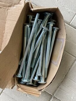 31ks skrutka + matica 12x200 DIN 603