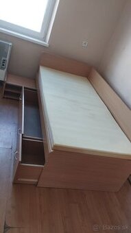Posteľ z masívu s vysúvacím nočným stolíkom