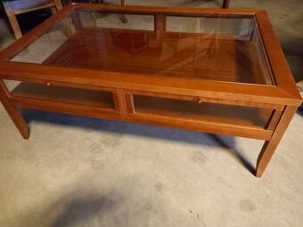 Sklenený stolik k sedačke