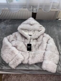 Umelý biely kožuch