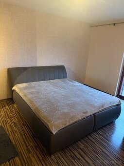 Manželská posteľ  s úložným priestorom.