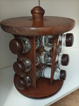 Nádherný drevený stojan s 12 koreničkami. Komplet.