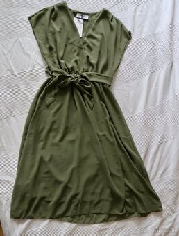 Khaki šaty s výstrihom