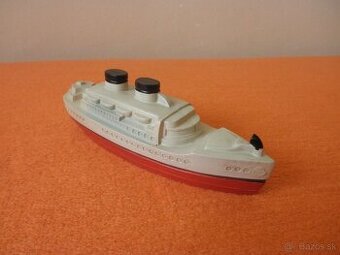 stará celuloidová hračka loď parník Technoplast 60.-70. roky