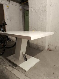 Predám moderný jedálenský stôl 120×80 cm – biely