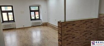 HLAVNÁ: 1.p.- 34,5 m2 - IDEÁLNE na KADERNÍCTVO - VOĽNÉ PRIES