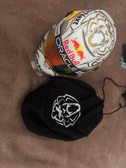 Max Verstappen 1:2 Schuberth replika prilby (Oracle Red Bull