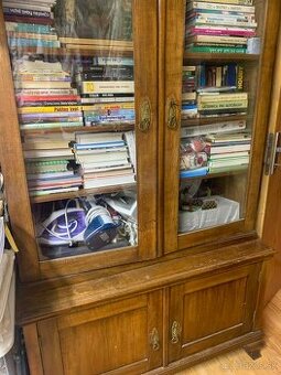 Starožitná vitrína