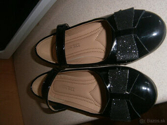 dievčenské lakované čierne topánky