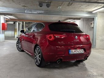 Giulietta DARK RED / automat, 170 koní /