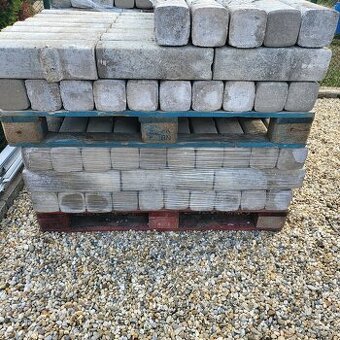 Palisáda 12x12x40 cm,prírodný betón 11 kg/ks