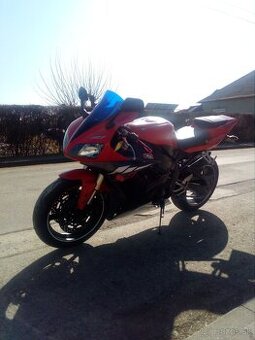 YAMAHA R1