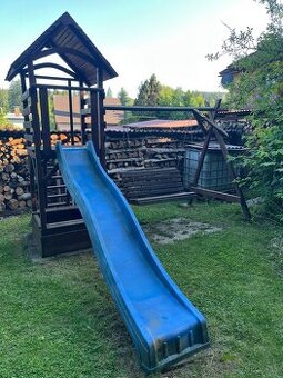 Záhradná hojdačka so šmykačkou a pieskoviskom