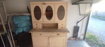 Predám starožitný kredenc