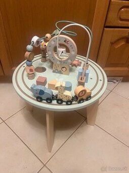 Dreveny hraci stolik