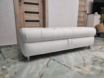 Elegantný biely taburet z koženky