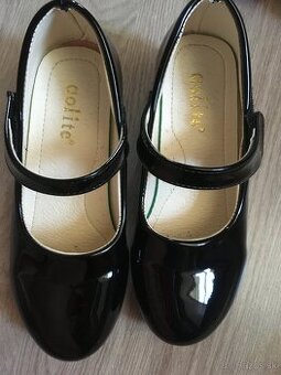 Lakované sandalky dievcenske veľkosť 35, ale menšie 32