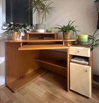 Rohový pracovný drevený stôl