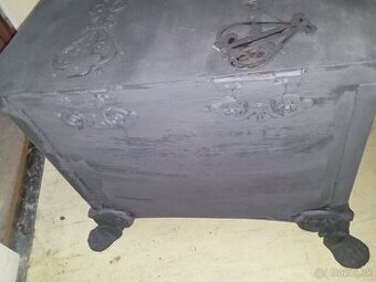 Starožitná kovová truhlica