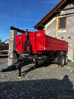 Traktorový nosič kontajnerov