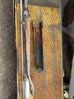 Hydraulicky piest serva